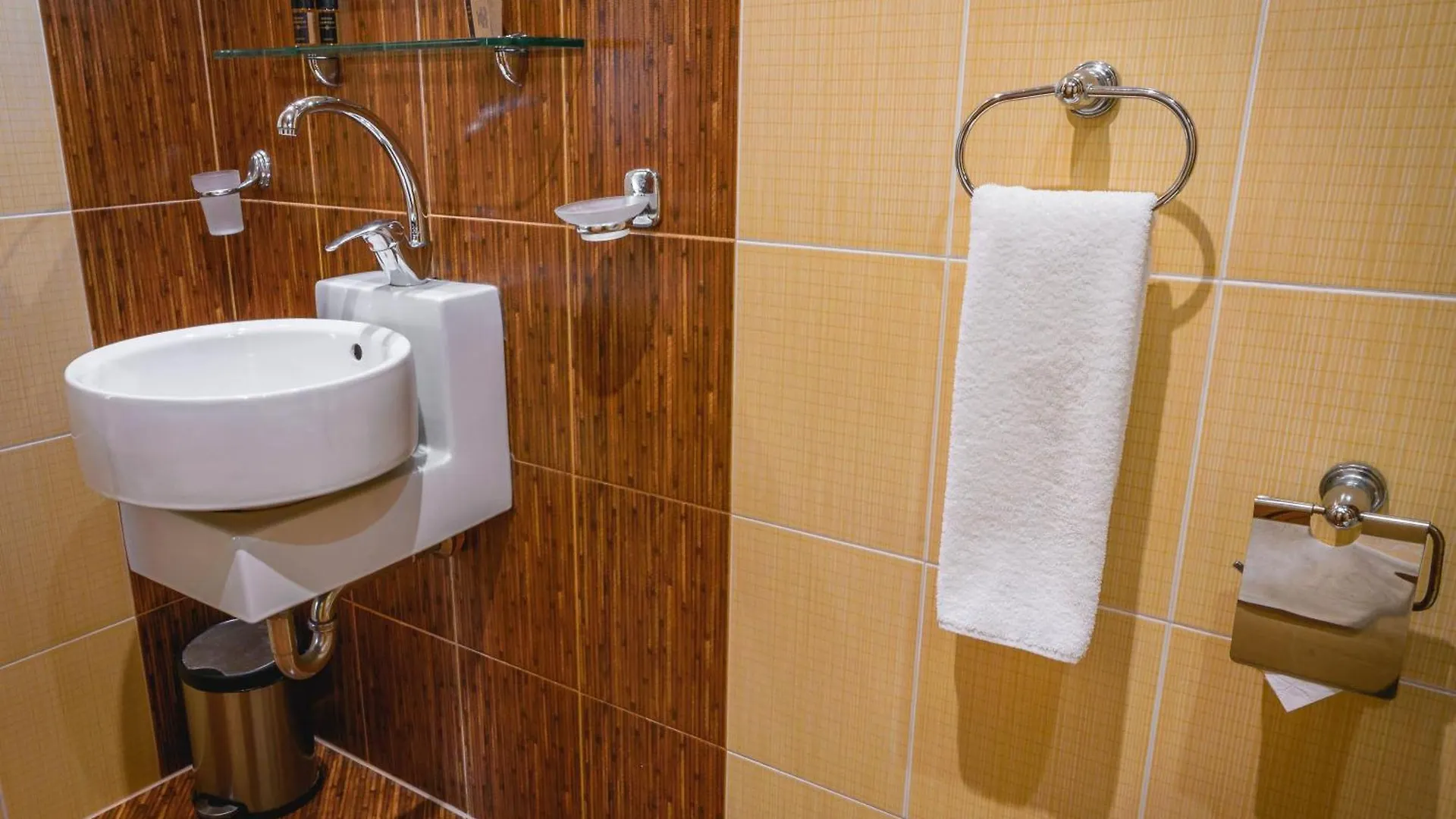 Eleganza Family Hotel - Free Parking Sofia 2*,